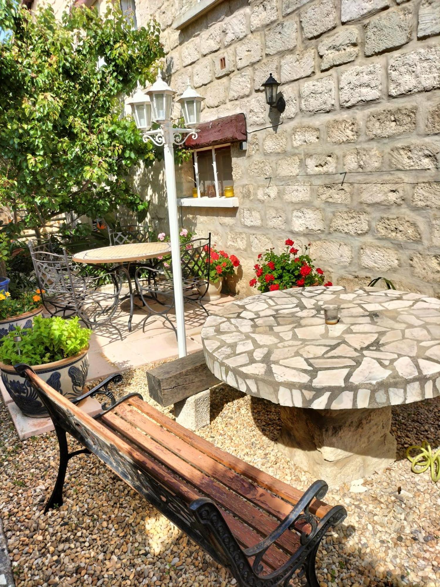 Charmant Appart Avec Jardin Aigues-Mortes Exterior foto